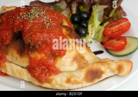 Calzone cuisine italienne avec sauce marinara Banque D'Images