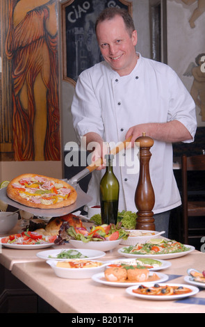 Pizza Chef en restaurant italien avec sélection de plats Banque D'Images