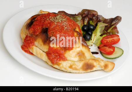 Calzone avec sauce marinara dans un restaurant italien Banque D'Images