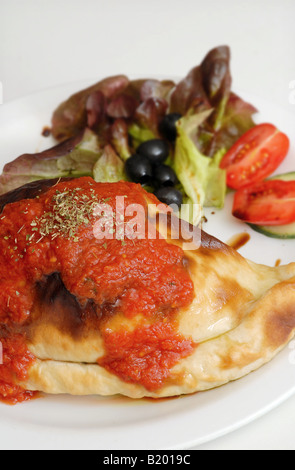 Calzone avec sauce marinara dans un restaurant italien Banque D'Images