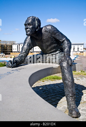 L'un des travailleurs du chantier naval de bronze sculptures de la Clyde View Park, Renfrew, en Écosse. Banque D'Images