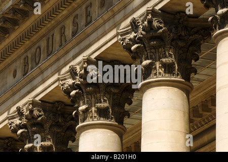 Colonnes de la Bourse à Paris, France. Banque D'Images