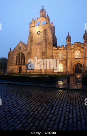 Ville d'Aberdeen, en Écosse. Kings College Chapel at College Old Aberdeen avec les bornes d'entrée quadrangulaire au premier plan. Banque D'Images