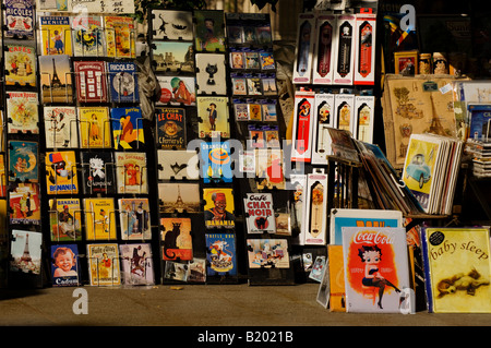 Carte postale d'art et de se tenir le long de la Seine dans le Quartier Latin de Paris, France. Banque D'Images