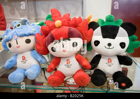 Jeux Olympiques 2008 Fuwa officielles mascot caractères dans une boutique de souvenirs de la rue Wangfujing Beijing Chine Banque D'Images