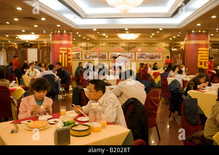 Diners à tables de Quanjude Roast Duck restaurant rue Wangfujing Beijing Chine Banque D'Images