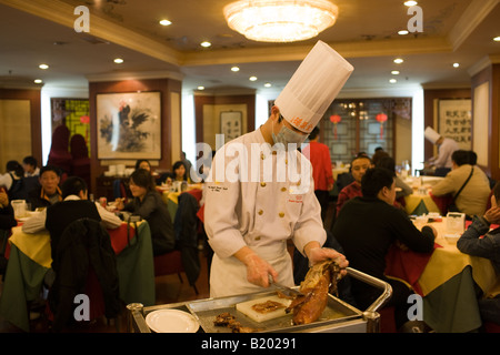 Chef prépare le canard de Pékin à Quanjude Roast Duck restaurant rue Wangfujing Beijing Chine Banque D'Images