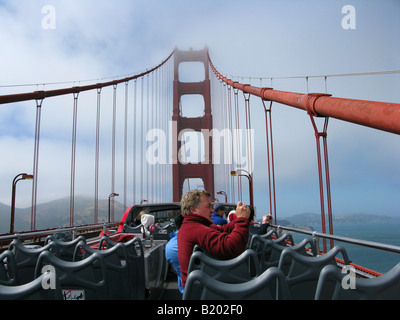 Un tour bus traversant le Golden Gate Bridge à San Francisco, Californie le 16 juin. L'année 2008. (Photo de Kevin Bartram)