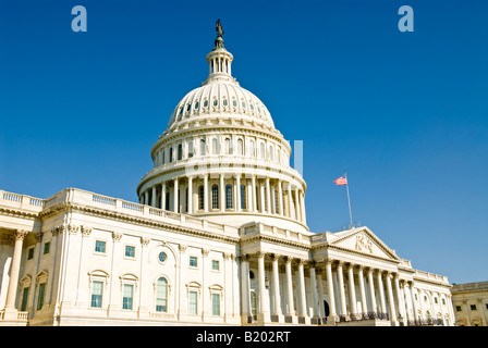 Bâtiment du Capitole des États-Unis Dome Washington DC // WASHINGTON, DC, États-Unis — le bâtiment du Capitole des États-Unis se dresse majestueusement sur la colline du Capitole, son dôme emblématique s'élevant au-dessus des ailes est et ouest qui abritent le Sénat et la Chambre des représentants. Ce chef-d'œuvre néoclassique, siège du Congrès américain, sert de siège à la branche législative du gouvernement fédéral. Son extérieur blanc saisissant et sa grande architecture en font l'un des symboles les plus reconnaissables de la démocratie et de la gouvernance américaines. Banque D'Images