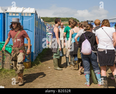 La Queue pour l'eau des toilettes au Glastonbury Festival Pilton Somerset UK Europe Banque D'Images