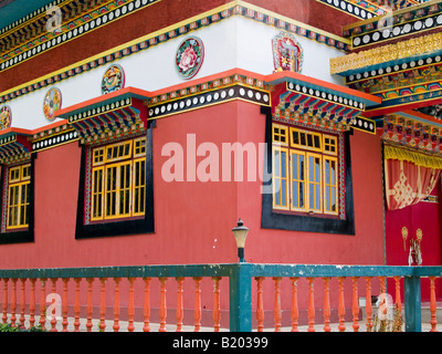 La couleur et l'architecture scandaleux sur un monastère bouddhiste tibétain au Sikkim, Inde Banque D'Images