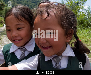 Les écolières mignonnes avec de grands sourires au Sikkim, Inde Banque D'Images