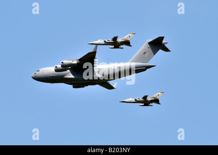 RAF Boeing C17 Globemaster III L'avion de transport stratégique escorté par deux avions Tornado F3 Banque D'Images