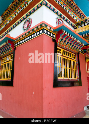 La couleur et l'architecture scandaleux sur un monastère bouddhiste tibétain au Sikkim, Inde Banque D'Images