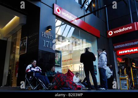 En dehors de la file d'acheteurs Vodafone magasin d'Auckland en Nouvelle-Zélande pour être certains des premiers au monde à posséder l'iPhone d'Apple Banque D'Images