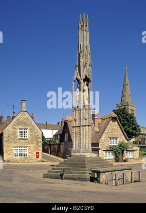 Geddington Eleanor Cross monument historique commémore Eleanor de Castille épouse du roi Édouard I marque la route du cercueil à Londres du Northamptonshire Banque D'Images