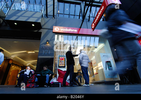 En dehors de la file d'acheteurs Vodafone magasin d'Auckland en Nouvelle-Zélande pour être certains des premiers au monde à posséder l'iPhone d'Apple Banque D'Images