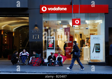 En dehors de la file d'acheteurs Vodafone magasin d'Auckland en Nouvelle-Zélande pour être certains des premiers au monde à posséder l'iPhone d'Apple Banque D'Images