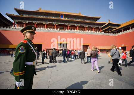 Soldat et les touristes à l'entrée de la Cité Interdite, Beijing Chine Banque D'Images