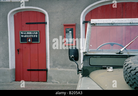 Très original et les tâches d'une série 21962 Land Rover 88 Essence 2,25 en bronze foncé vert. Location de presse disponibles. Banque D'Images