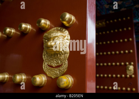 Des clous et tête de lion sur heurtoir de Porte Encens bouddhiste de la tour au Palais d'été Chine Beijing Banque D'Images