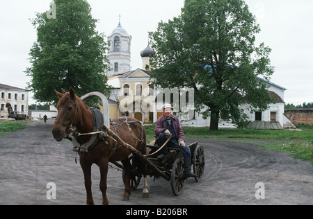 Le Monastère Alexandre Svirsky nr Lac Ladoga,Russie. son cheval et panier avec des bidons de lait.Il est devenu un goulag,Svirlag après 1917 Banque D'Images