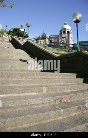 Ville d'Aberdeen, en Écosse. Union Terrace Gardens avec le Monument William Wallace et His Majesty's Theatre en arrière-plan. Banque D'Images