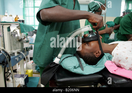 L'anesthésie du patient pendant le traitement au pied bot Nyabondo mission, Kenya Banque D'Images