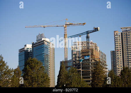 Skyscapers en verre moderne en cours de construction avec des grues à Beijing Beijing Chine Banque D'Images