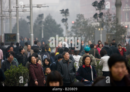 Coin de rue bondée de Chang An Avenue et de la rue Wangfujing à Beijing Chine Banque D'Images