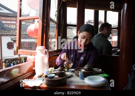 Femme à boire le thé dans la maison de thé Huxinting Yu Garden Bazaar Market Shanghai Chine Banque D'Images