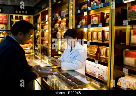 Magasin de médecine traditionnelle chinoise dans la rue Wangfujing Pékin Chine Banque D'Images