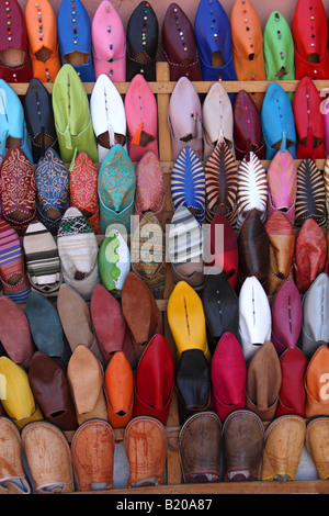 Babouches marocaines, chaussons en vente sur market stall, Maroc Banque D'Images