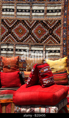 Des tapis colorés et des coussins en vente en boutique marocaine Banque D'Images