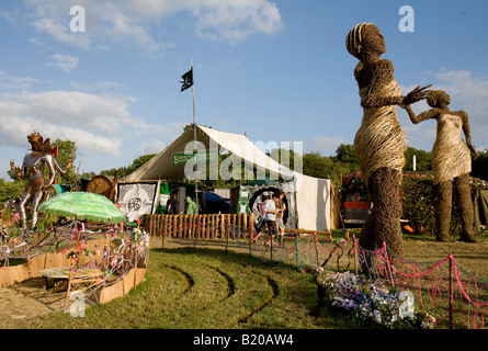 Sculpture de paille Champ vert Shangri La Glastonbury Festival Pilton Somerset UK Europe Banque D'Images