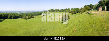 Profitant de la vue panoramique depuis le point de vue sur l'escarpement à Dovers Cotswold Hill près de Chipping Campden, Gloucestershire Banque D'Images