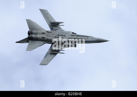 RAF Tornado F3 inversion sur tour complet sur RAF Kinloss Forres Moray Banque D'Images