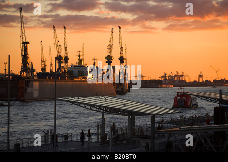 Vue sur tour à Landungsbr cken à l'arsenal avec des grues dans le crépuscule Sankt Pauli Hambourg Allemagne Banque D'Images