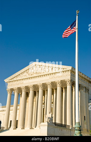 WASHINGTON DC, États-Unis — le bâtiment de la Cour suprême des États-Unis, situé sur Capitol Hill à Washington DC, est un exemple emblématique de l'architecture néoclassique. La grande façade du bâtiment présente d'imposantes colonnes corinthiennes et un escalier en marbre menant à l'entrée. Elle est la plus haute autorité judiciaire aux États-Unis et constitue un point de repère majeur dans la capitale du pays. Banque D'Images