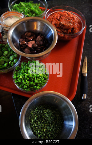 Ingrédients POUR UN FRAÎCHEMENT PRÉPARÉS À CHEF CUISINIER DANS UN RESTAURANT UK Banque D'Images