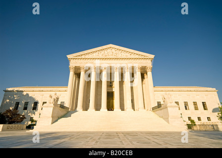 WASHINGTON DC, États-Unis — le bâtiment de la Cour suprême des États-Unis, situé sur Capitol Hill à Washington DC, est un exemple emblématique de l'architecture néoclassique. La grande façade du bâtiment présente d'imposantes colonnes corinthiennes et un escalier en marbre menant à l'entrée. Elle est la plus haute autorité judiciaire aux États-Unis et constitue un point de repère majeur dans la capitale du pays. Banque D'Images