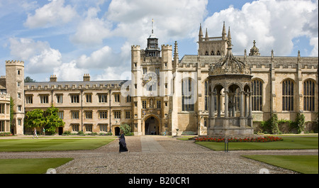 Une vue sur Trinity Grande Cour vu depuis le sud en direction de la tour de l'horloge et la fontaine. Banque D'Images