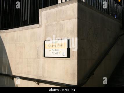 En signe inférieur pour piétons à Hyde Park Corner, London Banque D'Images