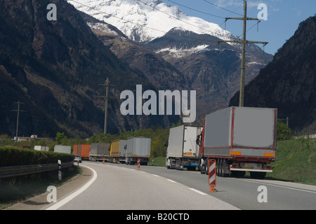 Embouteillage de camions au Gothard en Suisse Banque D'Images