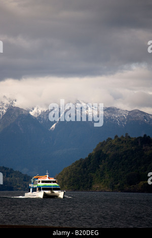 Ferry sur le lac Todos los Santos au Chili Banque D'Images