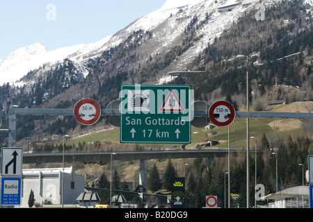 Embouteillage de camions au Gothard en Suisse Banque D'Images