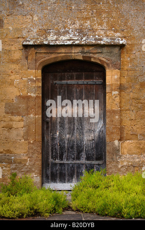 Une PORTE EN BOIS DANS UN JARDIN CLOS DE COTSWOLD UK Banque D'Images