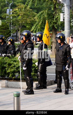 Les agents de police japonaise en tenue de combat au sommet du G8 à Sapporo. Banque D'Images