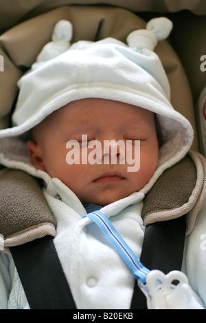 2 mois baby boy in car seat Banque D'Images
