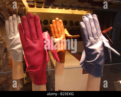 Gants de cuir en vitrine dans Venise Italie Banque D'Images